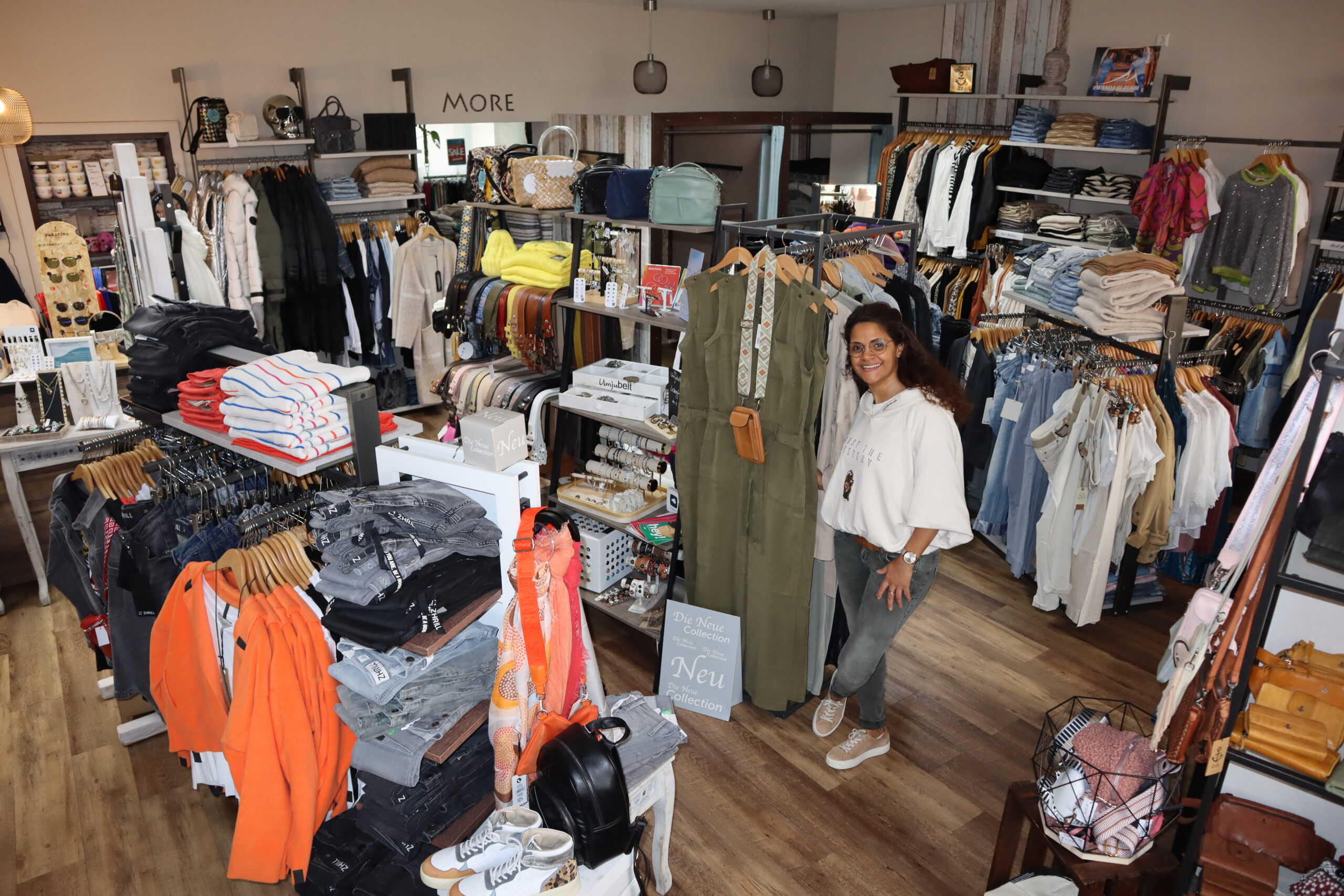 Inhaberin Daniela Zäch in ihrem Laden Just Once Fashion in Marbach am Neckar. Im Laden hängen viele Kleidungsstücke für Damen und Herren, überwiegend aus der aktuellen Frühlingskollektion. 