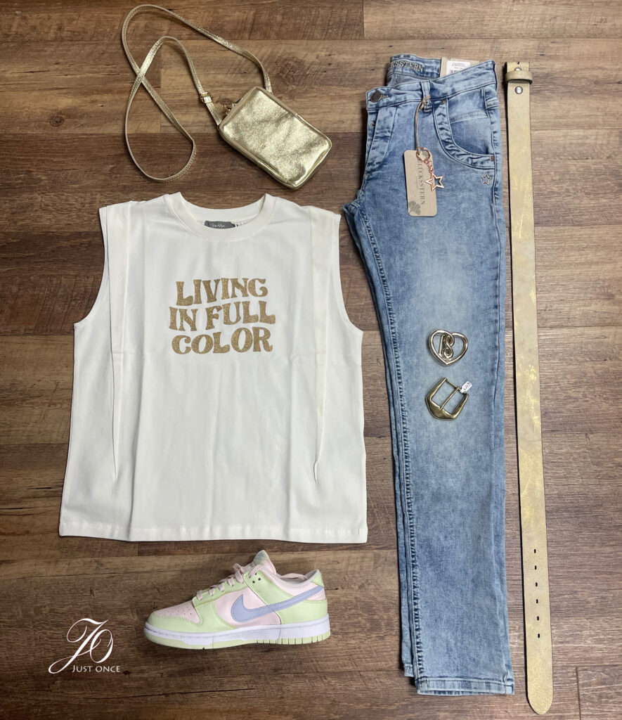 alt:="hellblaue Jeans weißes T-Shirt mit goldener Aufschrift "Living in Full Color", Goldene Accessoires, Weiße Schuhe, passender Gürtel in ivory mit verschiedenen goldenen Schnallen."