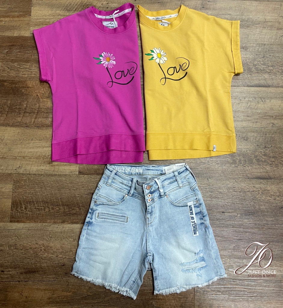 Outfit der Woche mit kurzen hellen Jeansshorts und zwei T-Shirts mit Margaritenaufdruck: Magenta oder gelb