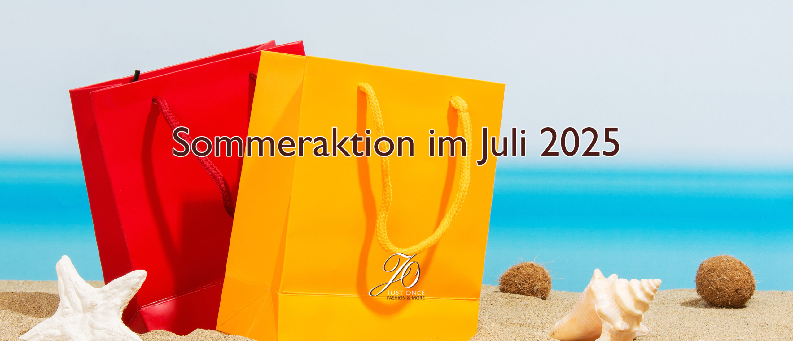 Bild zeigt zwei Einkaufstüten aus Papier, eine in rot, eine gelb. Die Tüten stehen am Strand es sind Muscheln und ein Seestern zu sehen. Beschriftet ist das Bild mit dem Text: "Sommeraktion im Juli 2025" und dem Logo von Just Once Fashion in Marbach. 